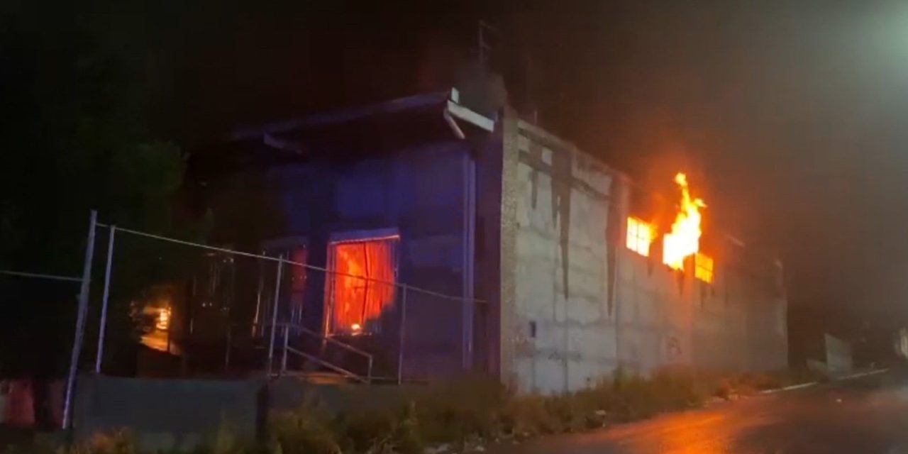 Arde bodega abandonada en Saltillo