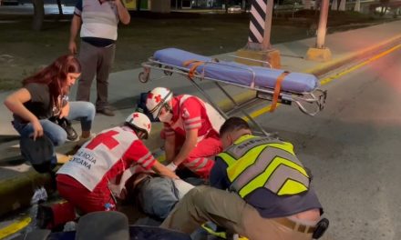 Camioneta se le atraviesa a motociclista y le fractura una pierna en Saltillo