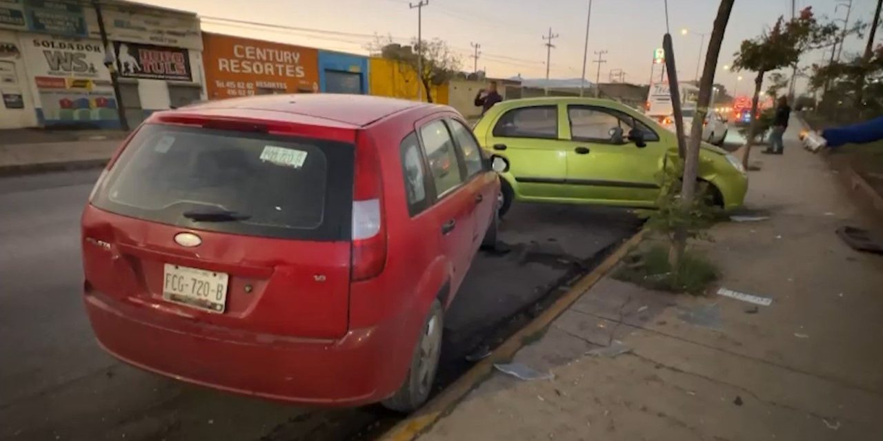 Se le atraviesa carro estacionado en Saltillo