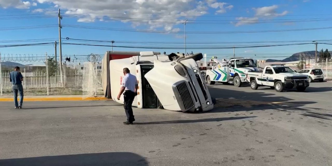 Trailero vuelca su unidad en Saltillo