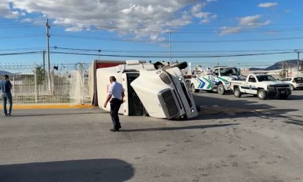 Trailero vuelca su unidad en Saltillo