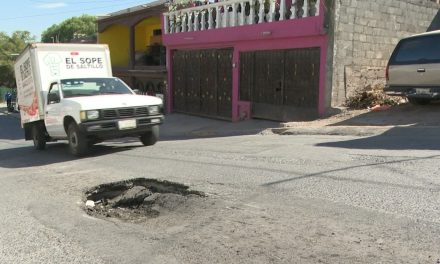 Bache en la colonia Valle Verde de Saltillo resulta peligroso para automovilistas