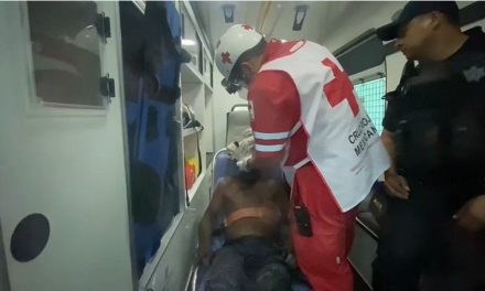 Hombre lanzaba piedras a personas desde un techo en Saltillo y cae de azotea