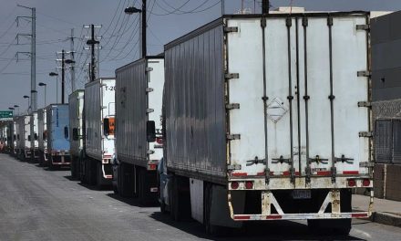 En la frontera con Texas se encuentran detenidos 15 mil camiones por decisión del gobernador Abbott
