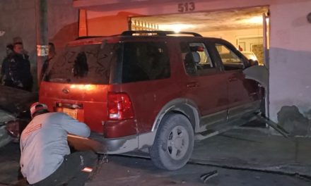 Saltillo: Hombre casi entró hasta la cocina y quedó incrustado en una cochera