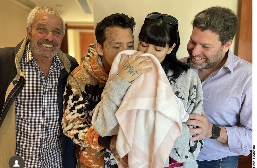 Christian Nodal y Cazzu celebran la llegada de su primogénita