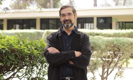 Maestro de la UAdeC publica libro sobre el uso de la IA