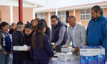 Entrega alcalde apoyos por 100 mil pesos a alumnos y docentes de la Primaria Maestros Coahuilenses
