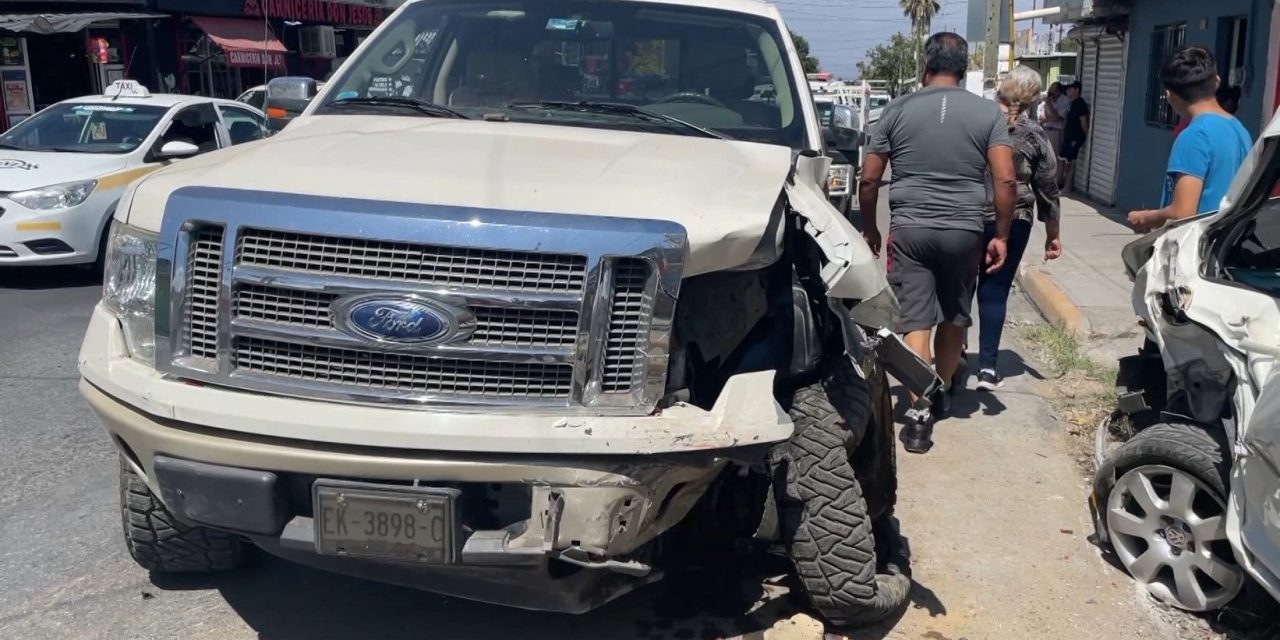 Conductor distraído choca con dos vehículos estacionados en Saltillo