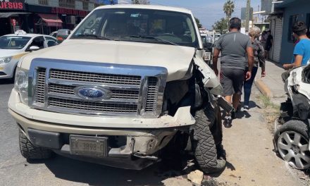 Conductor distraído choca con dos vehículos estacionados en Saltillo