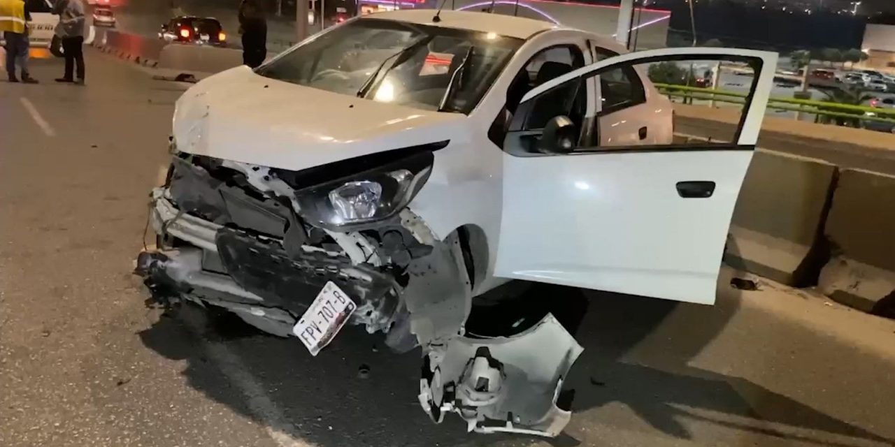 Conductor choca dos veces su vehículo en Saltillo