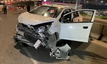 Conductor choca dos veces su vehículo en Saltillo