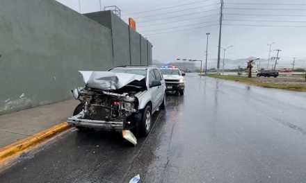Se distrae y causa accidente al sur de Saltillo