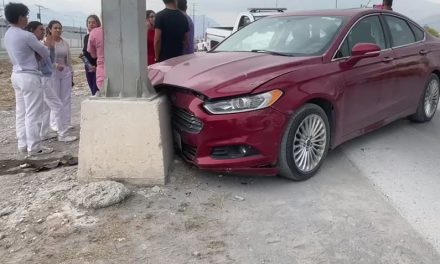 Saltillo: Impacta su vehículo contra señalamiento metálico
