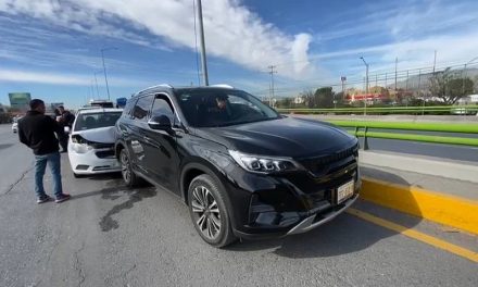 Choque por alcance deja a una mujer lesionada en Saltillo