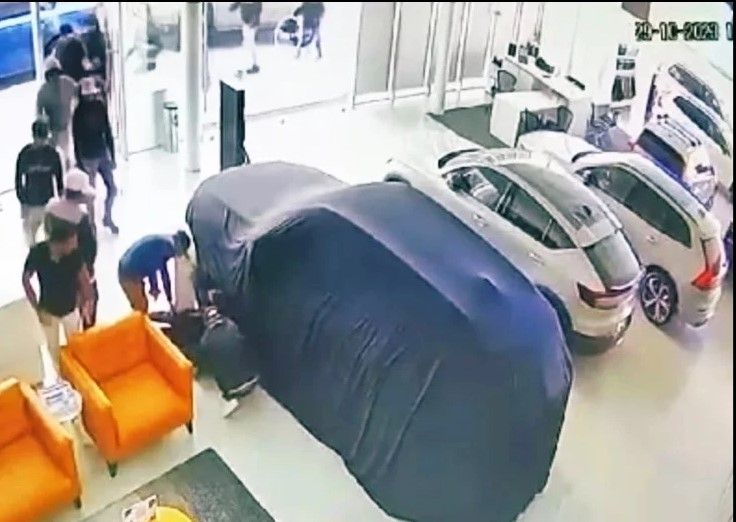 Comando armado roba 14 vehículos de lujo en agencia Volvo de León