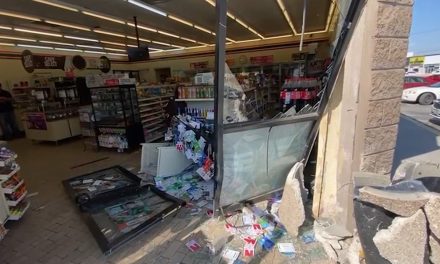Confunde el freno con el acelerador y derriba fachada de tienda al norte de Saltillo