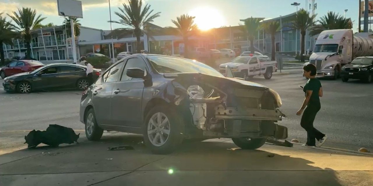 No respetar la luz roja ocasiona un accidente en Saltillo que dejó daños materiales