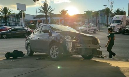 No respetar la luz roja ocasiona un accidente en Saltillo que dejó daños materiales