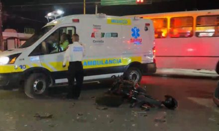Saltillo: De nuevo los motociclistas… se pasan rojo y provocan choque