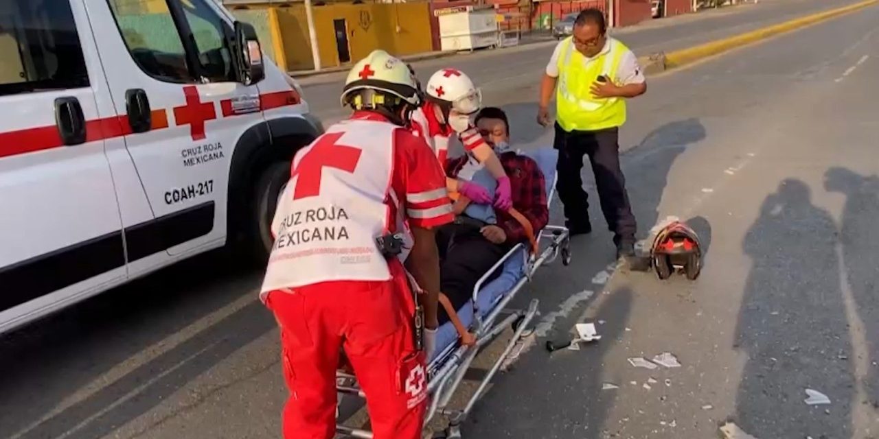 Conductora derriba a motociclista al sur de Saltillo