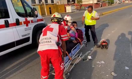 Conductora derriba a motociclista al sur de Saltillo