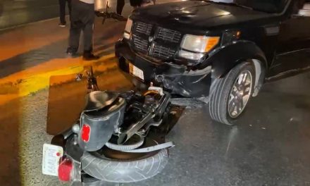 Derriba a motociclista y le  fractura una pierna en Saltillo