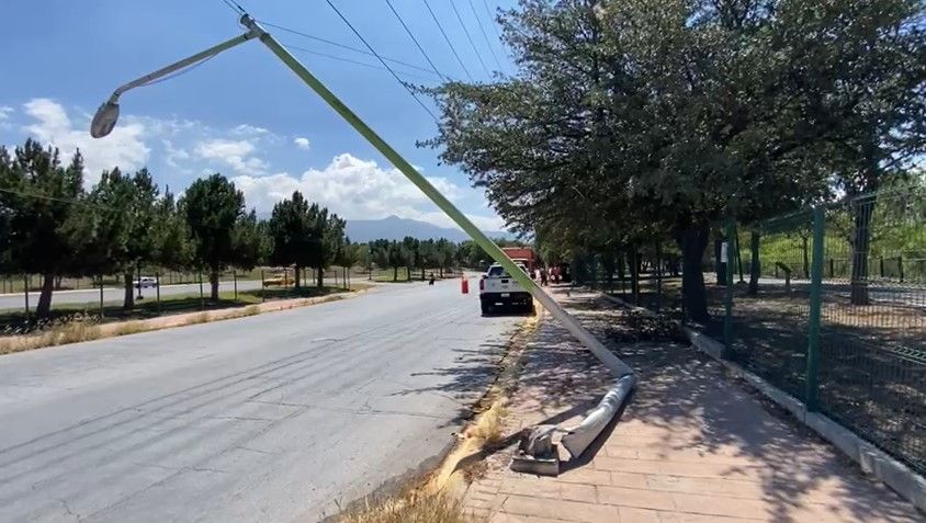 Camión de agua purificada se distrae y derriba una luminaria en Saltillo