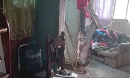 Se derrumba el techo de una vivienda en ejido de Parras