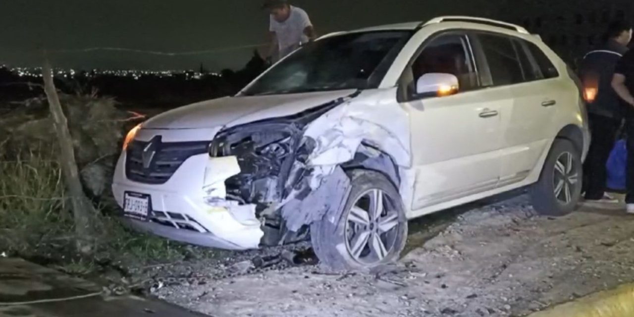 Dormitar le costó caro a un coreano en Saltillo y su auto salió del camino