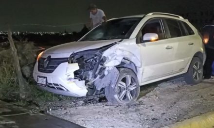 Dormitar le costó caro a un coreano en Saltillo y su auto salió del camino