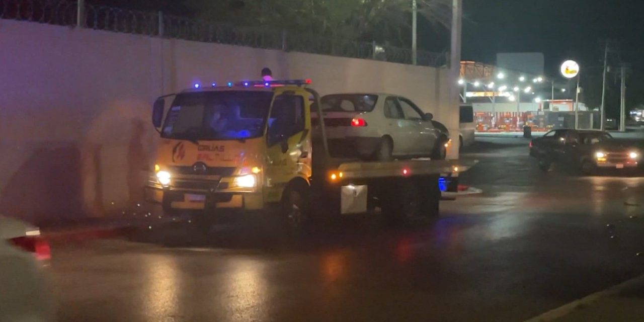 Se estrella contra luminaria en Saltillo