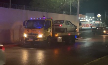 Se estrella contra luminaria en Saltillo