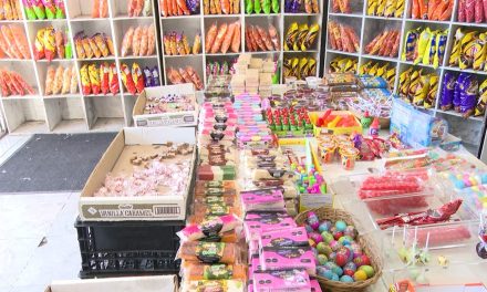 Surge propuesta en Saltillo: Un globo naranja en la puerta señala que ese domicilio regalará dulces