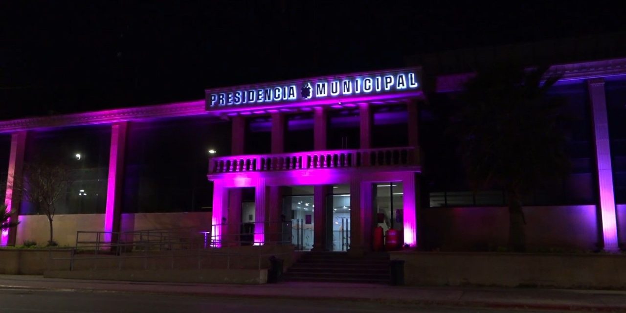 Se ilumina de rosa la Presidencia Municipal de Saltillo