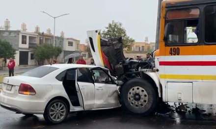 Invade carril y se impacta de frente contra transporte público en Saltillo