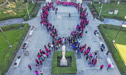 UAdeC forma su lazo rosa humano en el marco del Día Internacional de la Lucha Contra el Cáncer de Mama