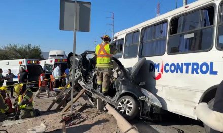 Maestra queda prensada en accidente en la carretera antigua a Monclova