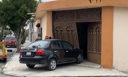 Menor causa cuantiosos daños tras chocar contra una camioneta y una vivienda en Saltillo
