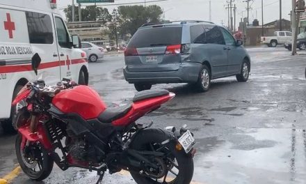Motociclista acaba con una fractura en un brazo al chocar contra camioneta