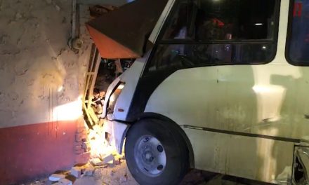 Saltillo: Muere conductor de un infarto, su vehículo chocó contra un domicilio