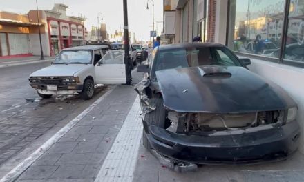 Choca su Mustang contra autos estacionados en zona Centro de Saltillo