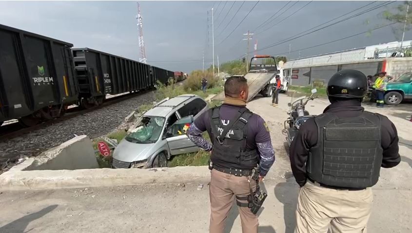 Intentan ganarle al tren y no lo logran en Ramos Arizpe