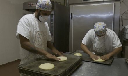 Jóvenes inician elaboración de pan de muerto en Ramos Arizpe