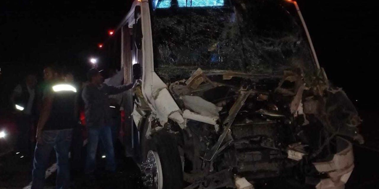 Camión de pasajeros se impacta con tráiler en la carretera Saltillo-Torreón
