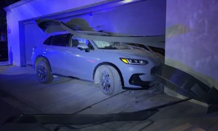Proyecta camioneta contra casa en Saltillo