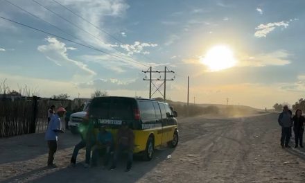 Reciben niños de ejidos de Saltillo una unidad de transporte escolar