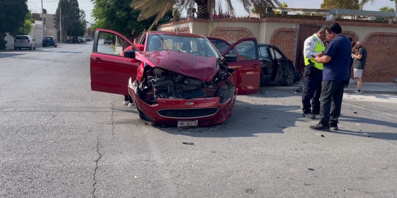 Se pasa el alto y provoca fuerte accidente en Saltillo