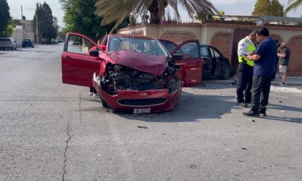 Se pasa el alto y provoca fuerte accidente en Saltillo