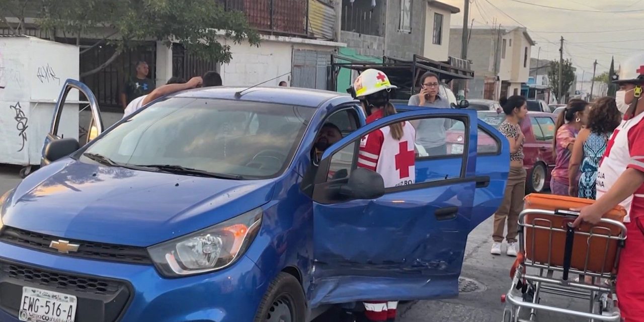 Se pasa el alto y lesiona a un conductor en Saltillo